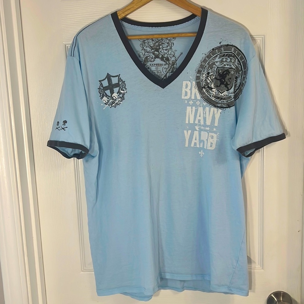 Express V-Neck - Picture 2 of 4